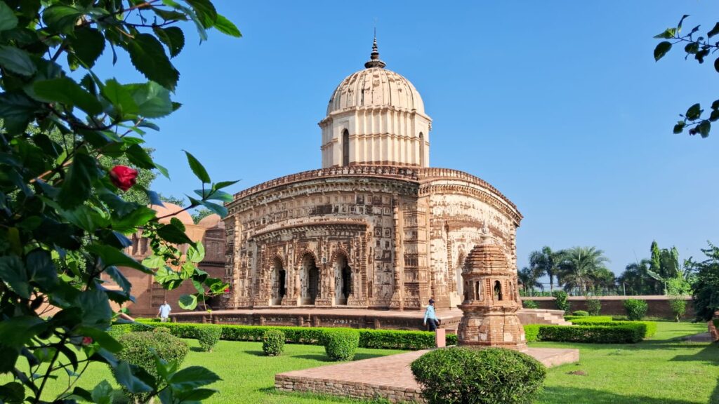 ১০২৭ বছরের মল্ল রাজ কূলদেবী মৃন্ময়ীর পুজো,  রাজবাড়ির দেওয়ালে কান পাতলে আজও যেন শোনা যায় মল্লরাজাদের প্রাচীণ ইতিহাসের পদধ্বনি।