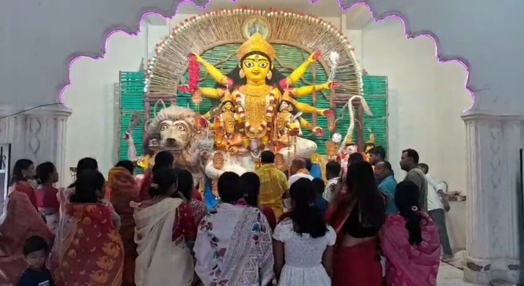 আনন্দ-বিষাদের মিশেলে মালদায় বিজয়া দশমীর বিদায় অনুষ্ঠান।