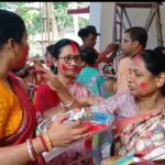 দশমীর সিঁদুর খেলায় মাতলেন কোয়েল মজুমদার, খুশি বালুরঘাটবাসী।