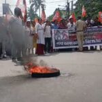 উত্তরবঙ্গের বন্যা পরিদর্শনকালে বিধায়ক ও সাংসদকে মারধরের অভিযোগে বালুরঘাটে বিজেপির বিক্ষোভ।