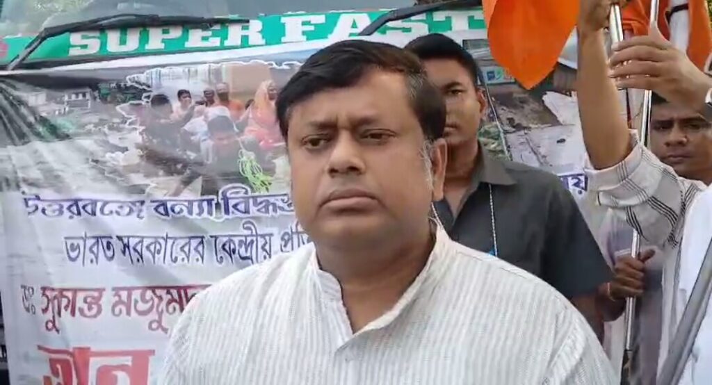 সুকান্ত মজুমদারের উদ্যোগে বালুরঘাট থেকে বন্যার্তদের জন্য ১০০ কুইন্টাল চাল পাঠানো হচ্ছে।