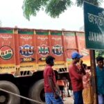 ট্রাক দুর্ঘটনায় রণক্ষেত্র জয়ন্তীপুর, মদ্যপ চালক ও খালাসিকে গাছে বেঁধে উত্তেজিত জনতার ধাওয়া।