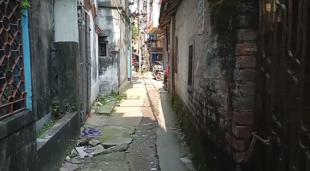 ডোমজুড় গ্রামে নোংরা জল ও দুর্গন্ধ নিয়ে জনমত রীতিমতো ক্ষুব্ধ ও হতাশ।