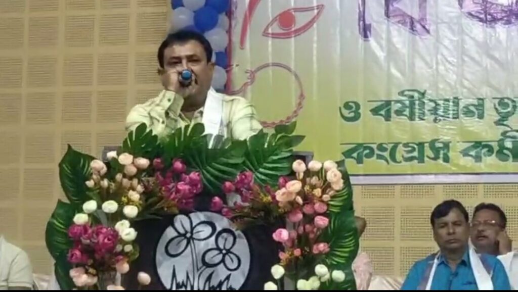 মুখ্যমন্ত্রী মমতা বন্দ্যোপাধ্যায়ের নির্দেশ অনুসারে গোটা রাজ্যের পাশাপাশি দক্ষিণ দিনাজপুর জেলাতেও চলছে তৃণমূল কংগ্রেসের বিজয়া সম্মেলনের অনুষ্ঠান।