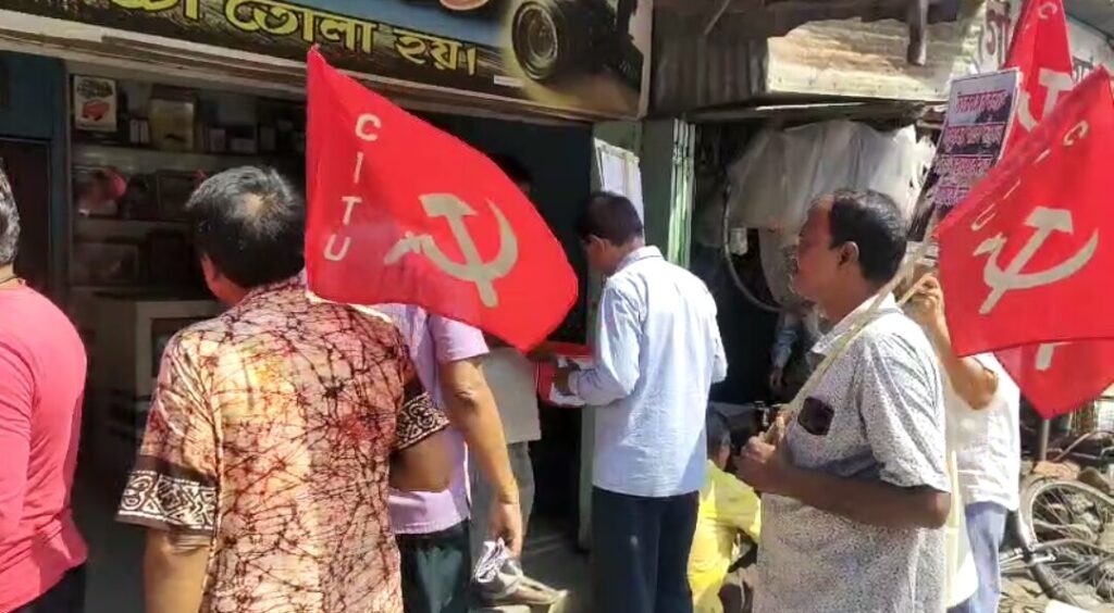 বালুরঘাটে সিআইটিইউ-র উদ্যোগে বন্যা ত্রাণ সংগ্রহ অভিযান, সাধারণ মানুষকেও আহ্বান সহায়তার।