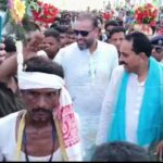 তৃণমূল কর্মী ও ভক্তদের মোবাইলের ক্যামেরায় বন্দি হলেন বিশ্বকাপ জয়ী ক্রিকেট তারকা তথা বহরমপুরের তৃণমূল সাংসদ ইউসুফ পাঠান।