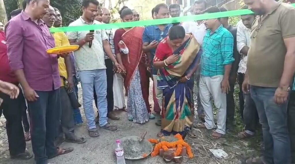 জেলাপরিষদ সভাধিপতি চিন্তামণি বিহার হাত ধরে বালুরঘাটে নতুন রাস্তা নির্মাণের শুভ সূচনা।