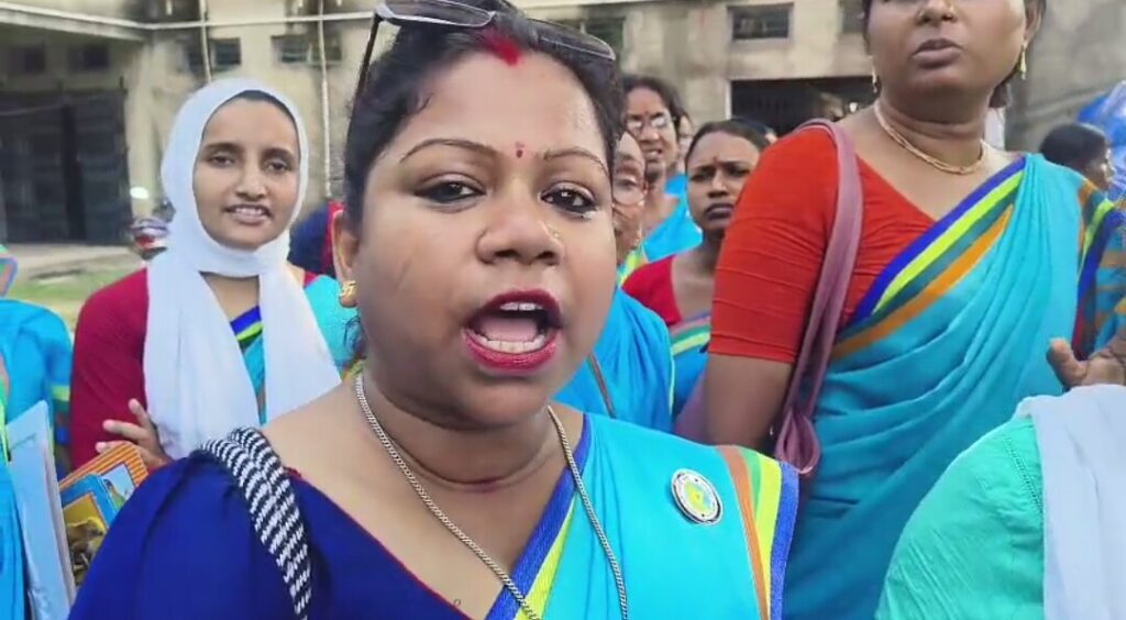 অঙ্গনওয়াড়ি মহিলা কর্মীদের শর্তাবলী সাপেক্ষে দেওয়া হচ্ছে মোবাইল,এতেই উত্তাল পাঁশকুড়া দু’নম্বর ব্লক ।