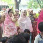 “খিচুড়ি আনতে গিয়ে মাথা ফেটেছে বাচ্চার”— রেললাইনের ওপারে সেন্টার, গ্রামবাসীর হুঁশিয়ারি নতুন লোহরপুরে।