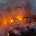 ভোরের অন্ধকারে আগুনের লেলিহান শিখা! দাউ দাউ করে জ্বলল ডাম্পার।