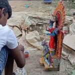 দাদুর শেখানো শিল্প বাঁচিয়ে চলছে মোহিত, ভবিষ্যতের প্রতিশ্রুতিশীল প্রতিমাশিল্পী।