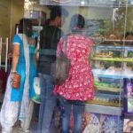 চকলেট থেকে সন্দেশ— ভাইদের মুখে হাসি ফোটাতে ব্যস্ত বালুরঘাটের দিদি-বোনেরা।