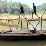 চন্দ্রকোনা ব্লকে মানুষের উদ্যোগে সাঁকো নির্মাণ, প্রশাসনের উদাসীনতায় ক্ষুব্ধ সাধারণ মানুষ।