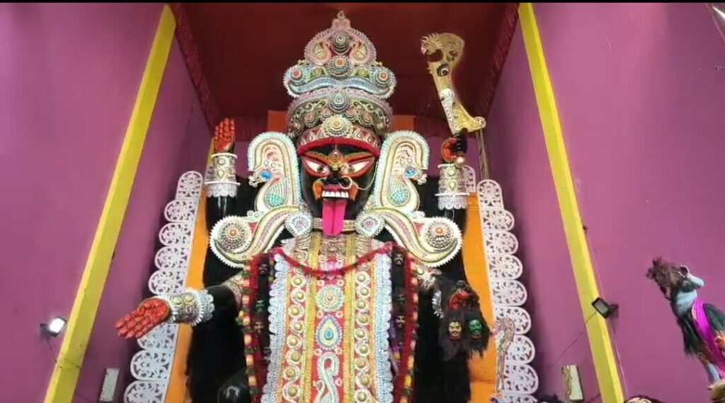 বুলবুলচন্ডী বাজারে বিশালাকার কালী প্রতিমা ও ১৫ দিনের মেলা ঘিরে উৎসবের রঙে রঙিন মালদা।