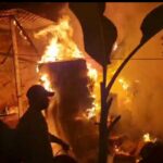 মালদা হরিশ্চন্দ্রপুরে ফ্যান কারখানায় দাউ দাউ করে আগুন, স্থানীয়দের সাহসী ভূমিকায় রক্ষা পেলো আশপাশের এলাকা।