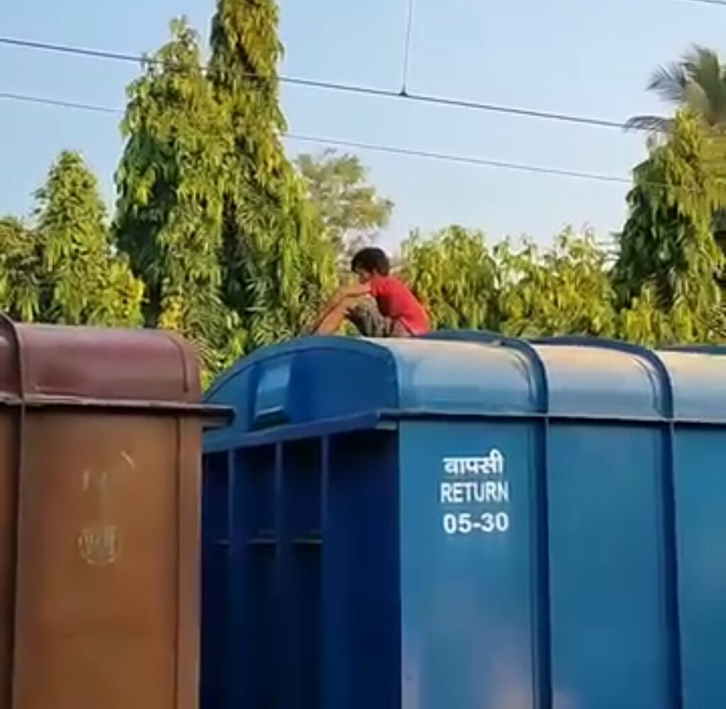 বড় বিপদ এড়াল রেল পুলিশ! মেছেদায় দাঁড়ানো মালগাড়ির ছাদে উঠল যুবক, ইলেকট্রিক বন্ধ করে নামানো হলো নিরাপদে।