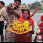 ধর্ম-সংস্কৃতির সীমানা পেরিয়ে ছট পুজোয় একাকার মালদা।