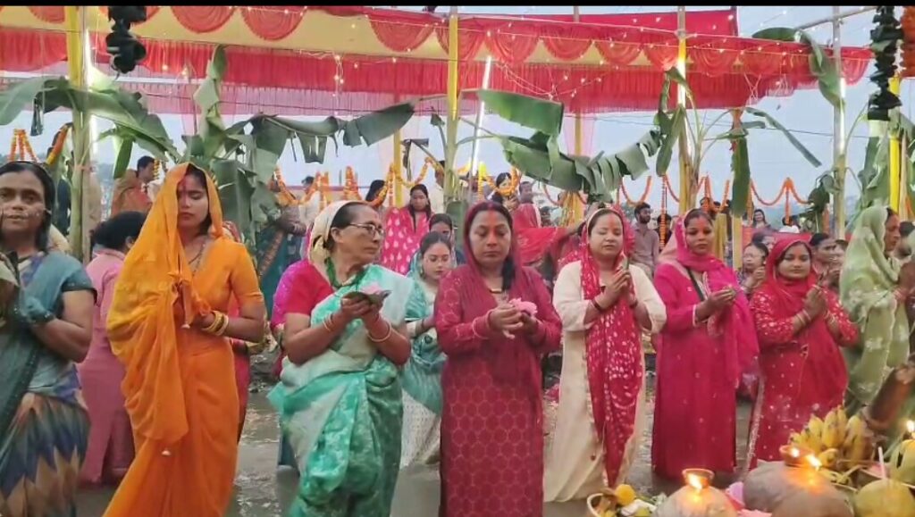 ছট উৎসবে আলিপুরদুয়ারের নদীতীরে ভোরবেলা ভক্তদের সমাগমে মুখর সকাল।