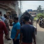 আতঙ্কেই আগরপাড়ার ৪ নাম্বার মহাজাতি নগর এলাকার বাসিন্দা, ৫৭ বছরের ব্যবসায়ী প্রদীপ কর আত্মহত্যা করেন বলে অভিযোগ।