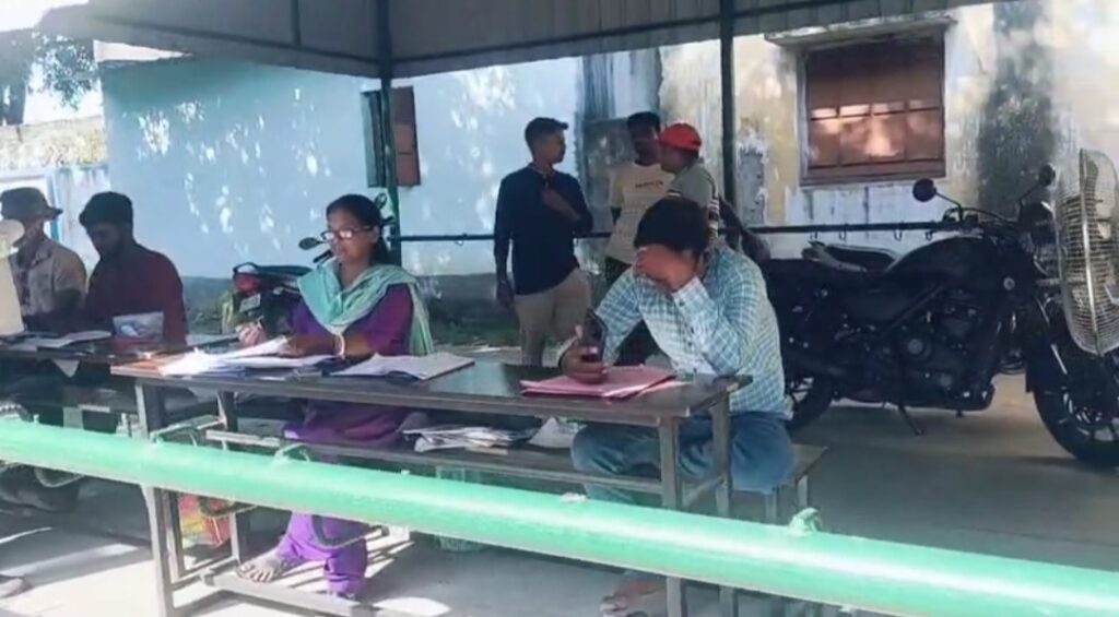 বাসিন্দাদের সুবিধার্থে আমাদের পাড়া আমাদের সমাধান কর্মসূচি দুর্গাপুরের ভিড়ীঙ্গি টিএন হাই স্কুলে।