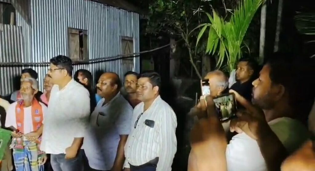 ফালাকাটা ব্লকে শাসকদলে ভাঙন — বিজেপির পতাকা হাতে ১৫ পরিবার।