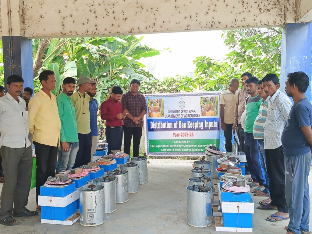 গড়বেতা পঞ্চায়েতের উদ্যোগে মৌচাষে নতুন সম্ভাবনা, প্রশিক্ষণ নিলেন স্থানীয় কৃষকরা।