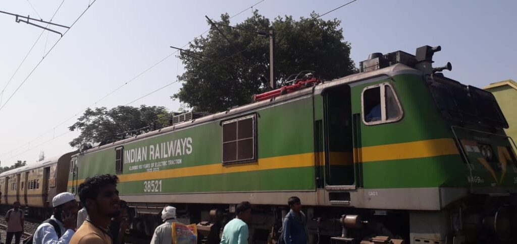 চন্দ্রকোনারোডে রেল বিপর্যয়, ঘণ্টাখানেক পর স্বাভাবিক চলাচল আপ লাইনে।