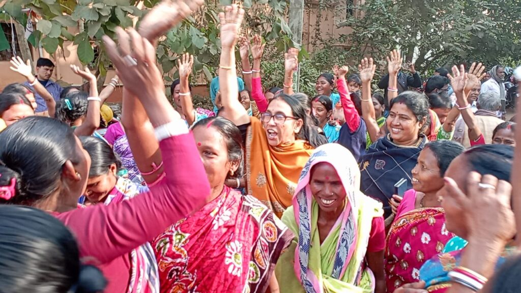 গড়বেতার গ্রামীন এলাকায় ব্যাহত বিদ্যুৎ পরিষেবা,আমলাগোড়া বৈদ্যুতিক স্টেশনে বিক্ষোবে সামিল বিধায়ক।