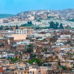 মরক্কোর হৃদয়ে লুকিয়ে থাকা এক শহর ফেজ—যেখানে প্রতিটি গলি, প্রতিটি দরজা, প্রতিটি বাজার যেন একেকটি ইতিহাসের পাতায় লেখা গল্প।