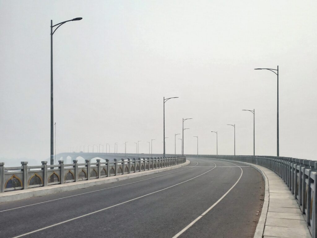 অজানার পথে এক দুপুর।