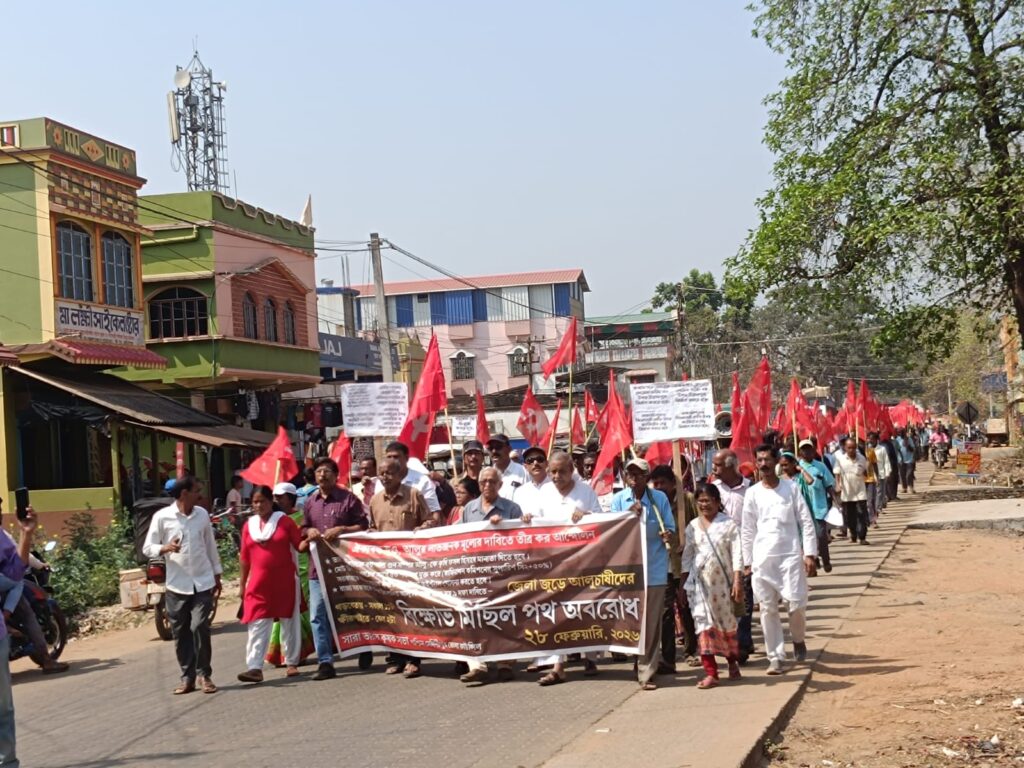 জাতীয় সড়কে আলু ঢেলে প্রতিবাদ, উত্তপ্ত গড়বেতা শহর।।