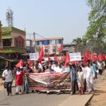 জাতীয় সড়কে আলু ঢেলে প্রতিবাদ, উত্তপ্ত গড়বেতা শহর।।