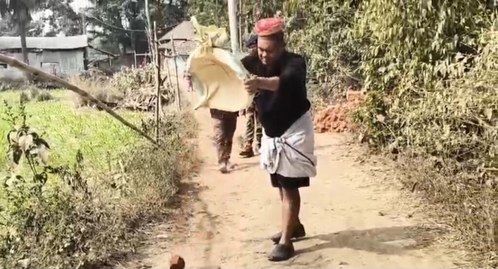 ভাইরাল মানবিক ছবি: এলাকাবাসীর সঙ্গে কাঁধে কাঁধ মিলিয়ে রাস্তা সারাইয়ে বিধায়ক।।