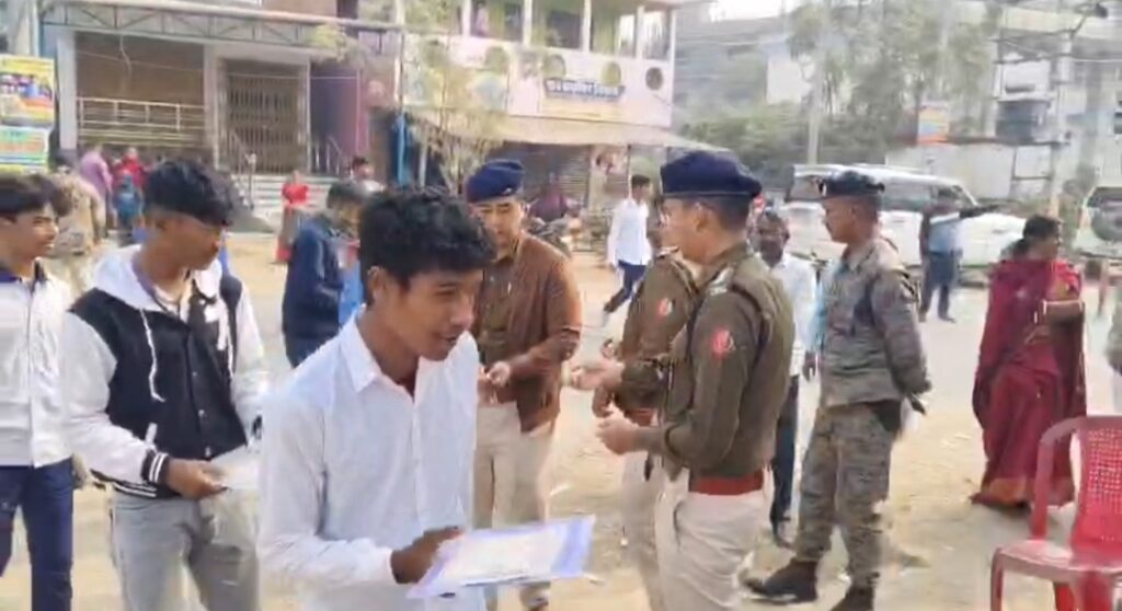 পরীক্ষা নিয়ে কোনও সমস্যায় পুলিশকে জানানোর আহ্বান, সহায়তা কেন্দ্রও ঘুরে দেখলেন এএসপি।