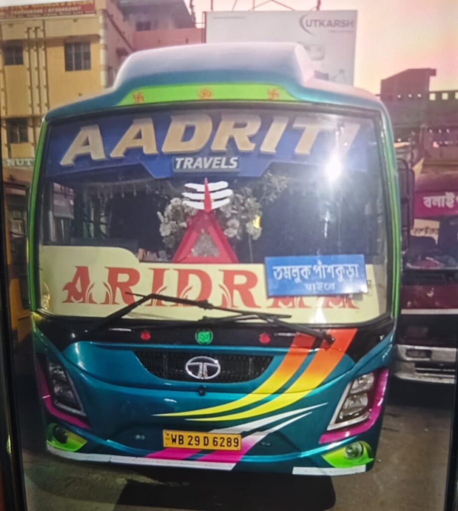 হেলমেট থাকা সত্ত্বেও রক্ষা মিলল না, পাঁশকুড়ার পথে প্রাণঘাতী বাস দুর্ঘটনা।