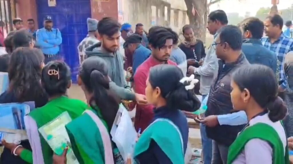 মুখ্যমন্ত্রীর শুভেচ্ছা বার্তার সুরে পরীক্ষার্থীদের পাশে তৃণমূল সংগঠন।।