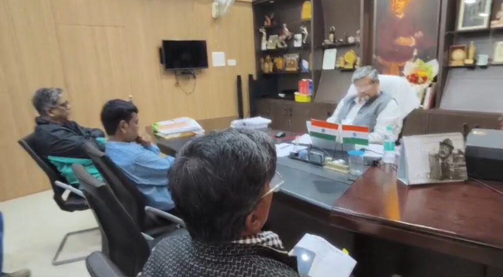 শিক্ষক–অশিক্ষক কর্মীদের অবস্থান, উপাচার্যের সঙ্গে তীব্র বাকবিতণ্ডা।।