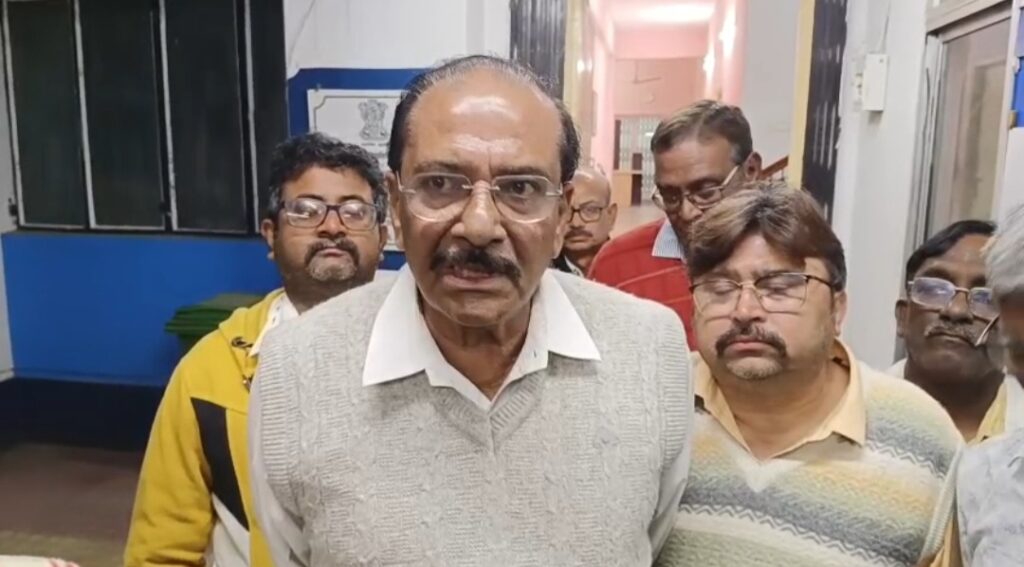 সকাল থেকে মাইকিং, সন্ধ্যায় জানানো হল বন্ধ হবে না।