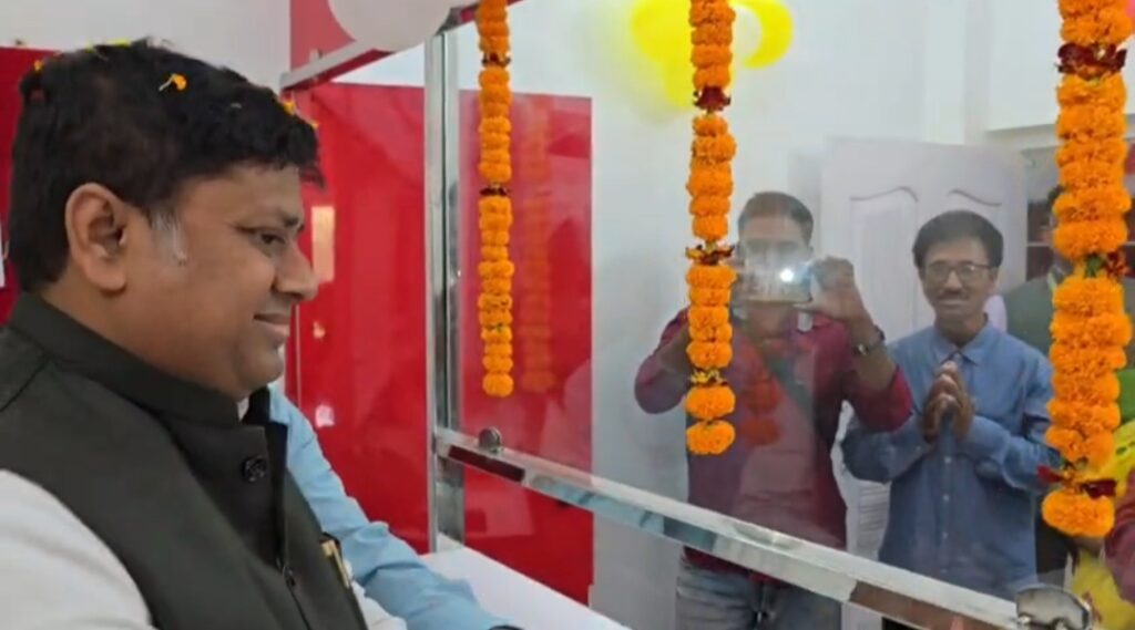 “সারদা-নারদা নয়, সরকারি জায়গায় টাকা রাখুন”—মঞ্চ থেকে বার্তা।