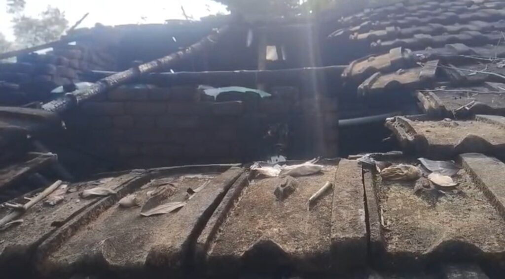 বাংলা আবাসের ঘর জোটেনি, সঞ্চয়ে গড়া আশ্রয়ও পুড়ে ছাই—মানিকচকে মর্মান্তিক দুর্ঘটনা।