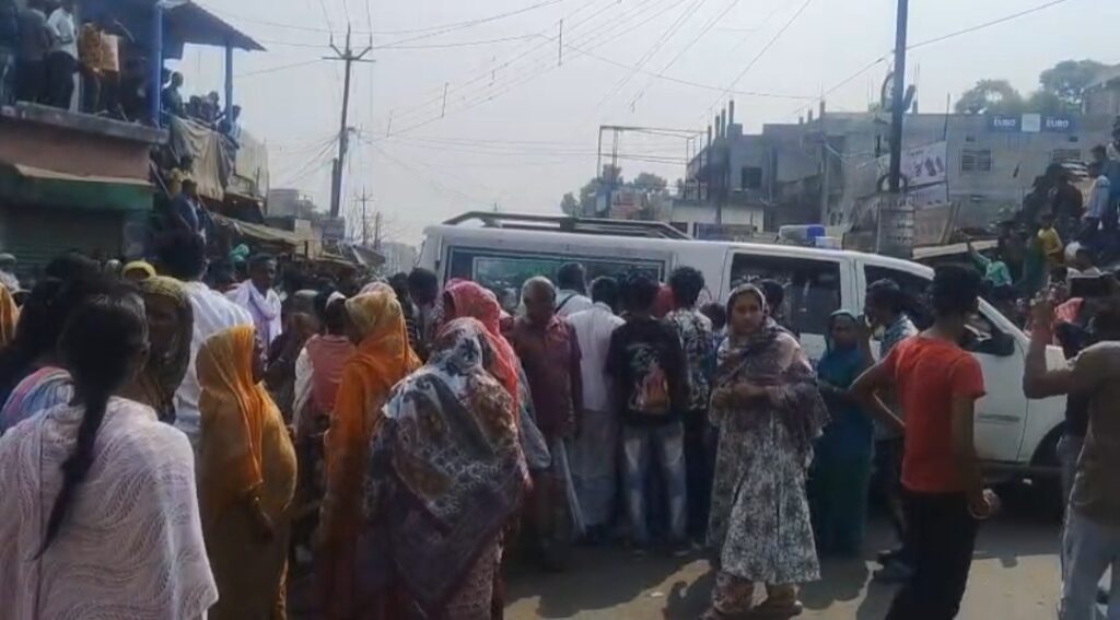 মরদেহ নিয়ে ধরমপুর স্ট্যান্ডে পথ অবরোধ, উত্তপ্ত মালদা।