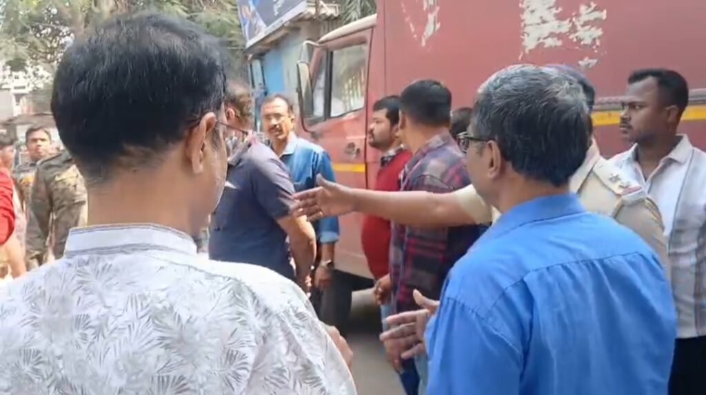 হুমকি ঘিরে চাঞ্চল্য, নিরাপত্তা বলয়ে পোস্ট অফিস চত্বর।