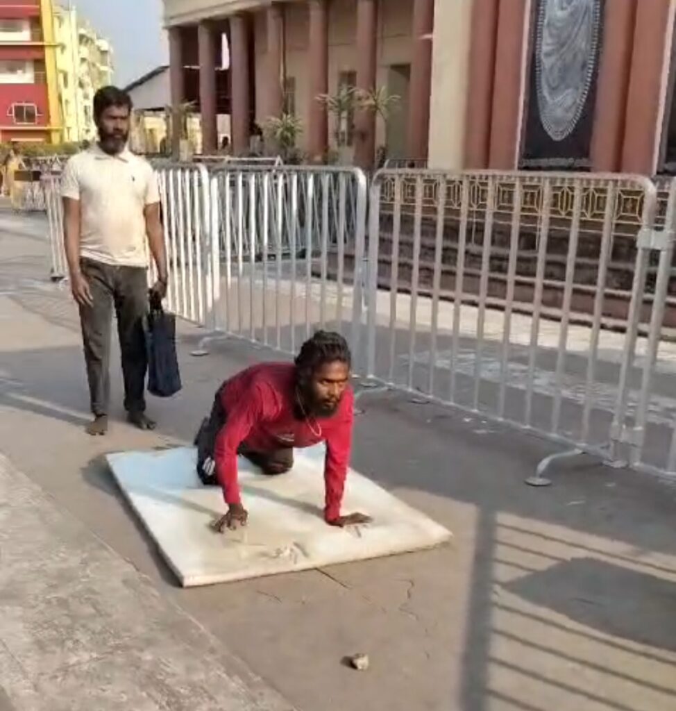 বেলঘরিয়া এক্সপ্রেসওয়ে পেরিয়ে দক্ষিণেশ্বরে ব্রত সমাপ্তি, ভক্তির দৃষ্টান্ত স্থাপন।