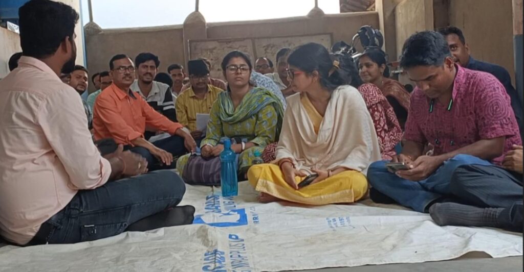 DA দাবী নিয়ে চন্দ্রকোনারোডে গড়বেতা দক্ষিণ চক্র বিদ্যালয় পরিদর্শক অফিস প্রাঙ্গনে ধর্মঘট শিক্ষকদের ।