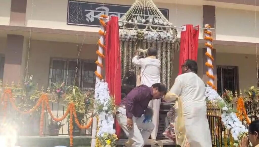 শালবনীর খসলা ইন্দুমতি হাইস্কুলে বার্ষিক সাংস্কৃতিক প্রতিযোগিতা, উন্মোচিত হলো রবীন্দ্রনাথ ঠাকুরের মূর্তি।।