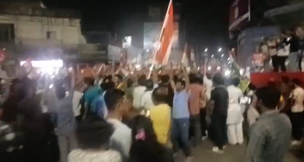 জাতীয় পতাকা হাতে ভারতের জয় উদযাপন মালদার ক্রিকেটপ্রেমীদের।