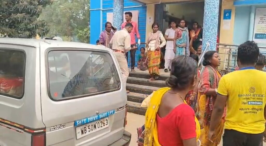 আলু তুলতে যাওয়ার পথে দুর্ঘটনা, কেশপুরে পিকআপ উল্টে আহত ২০-র বেশি শ্রমিক।