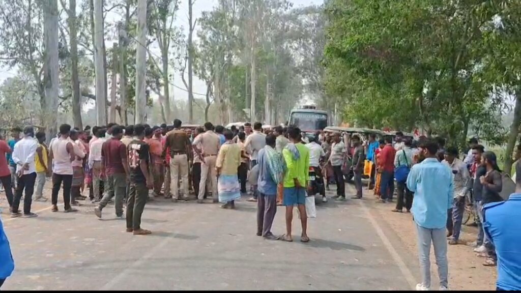 টাকা দাবির অভিযোগে উত্তেজনা, মালদা-নালাগোলা সড়ক অবরোধ আদিবাসীদের।
