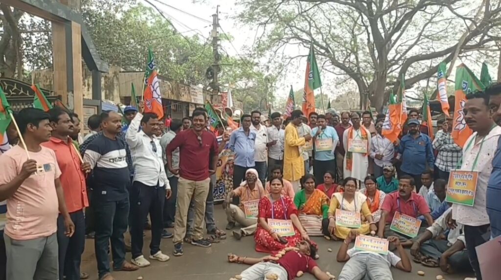 আলুর ন্যূনতম ১২০০ টাকা কুইন্টাল দামের দাবিতে গড়বেতায় বিজেপির বিক্ষোভ, রাস্তা অবরোধ।