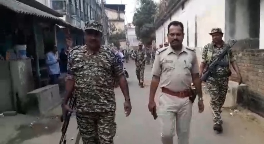 শান্তি-শৃঙ্খলা বজায় রাখতে চন্দ্রকোনারোডে কেন্দ্রীয় বাহিনীর রুটমার্চ।